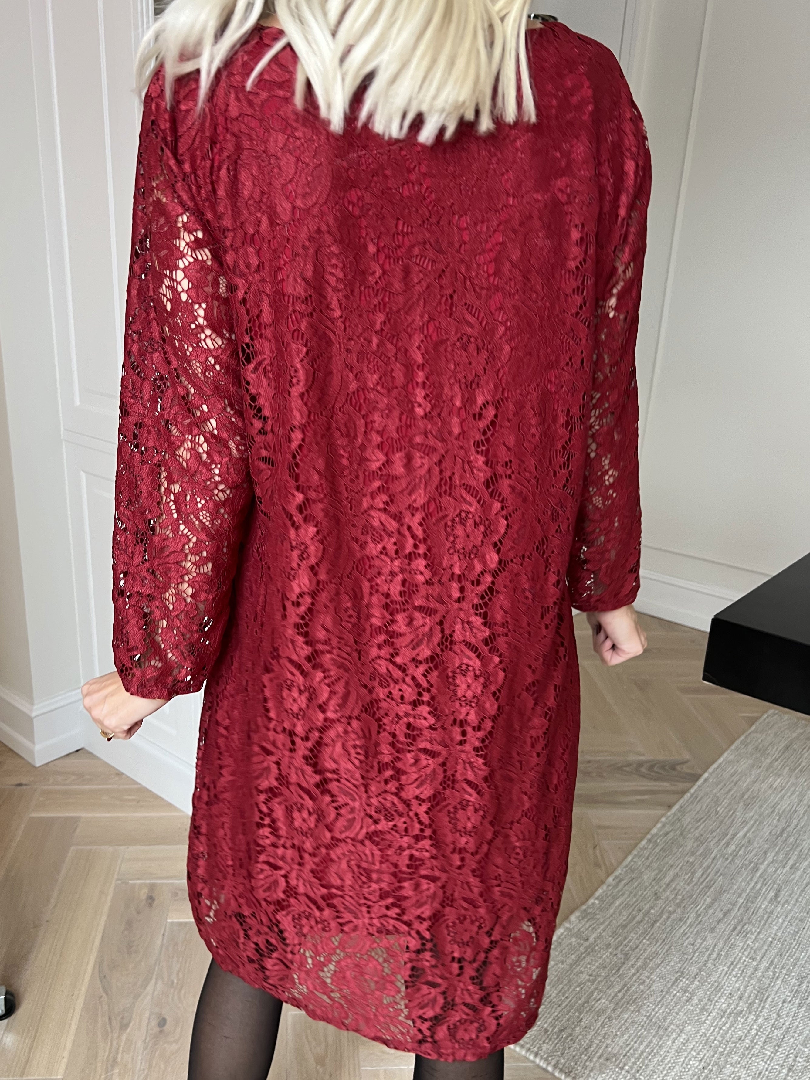 Vedis - Elegant kjole i smuk og blød blonde